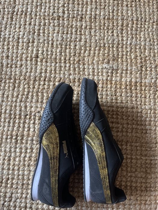 Sapatos pretos da puma e novos