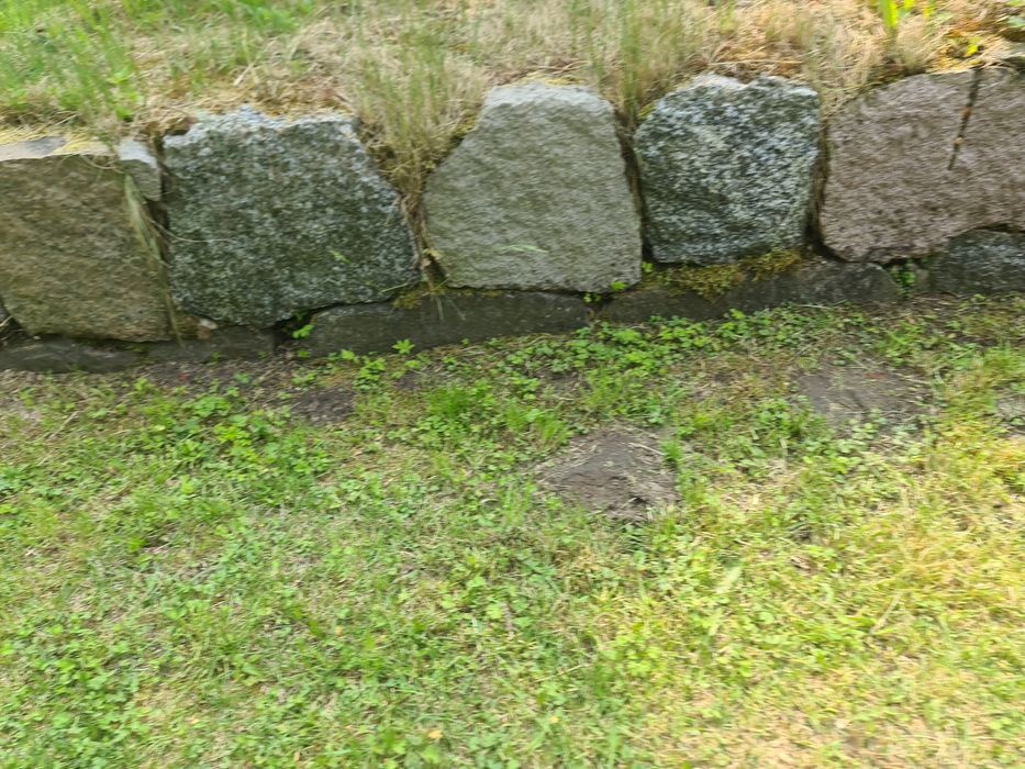 Kamienie głazy ciosane fundamentowe.