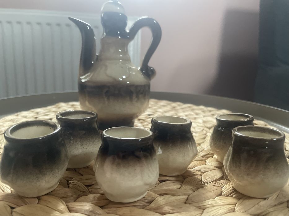 Zestaw ceramiczny – karafka + 6 kieliszków (PRL / retro)