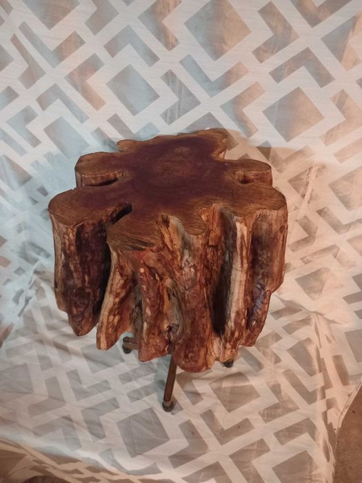 Mesa de apoio ou mesa lateral, rustica industrial, antiga, base latão