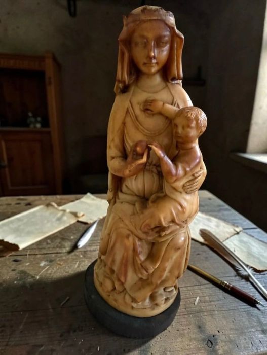 Estatueta religiosa da Virgem Maria com o Menino