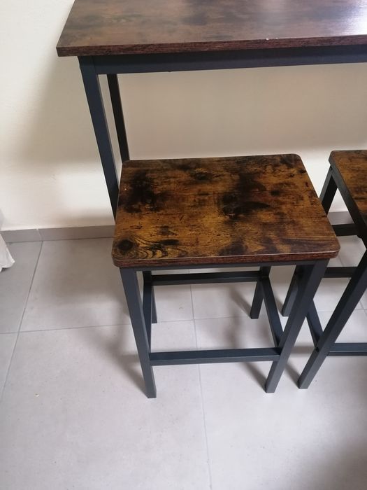 Mesa alta com dois bancos