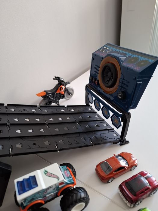 Głośnik przenośny hotweels tor wyścigowy samochodziki monster truck