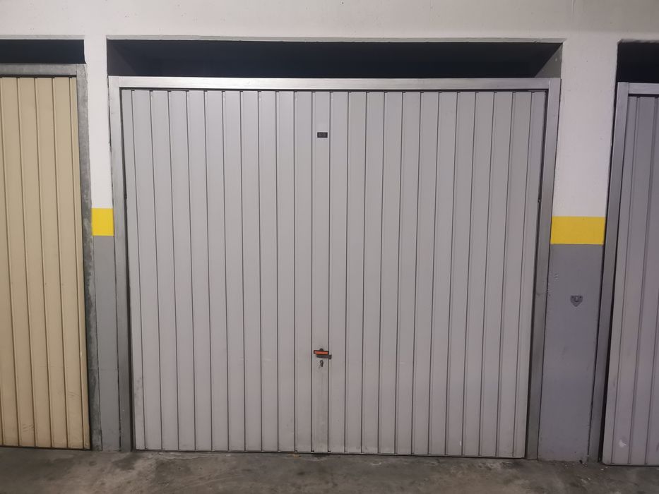 Vendo Garagem fechada na Maia