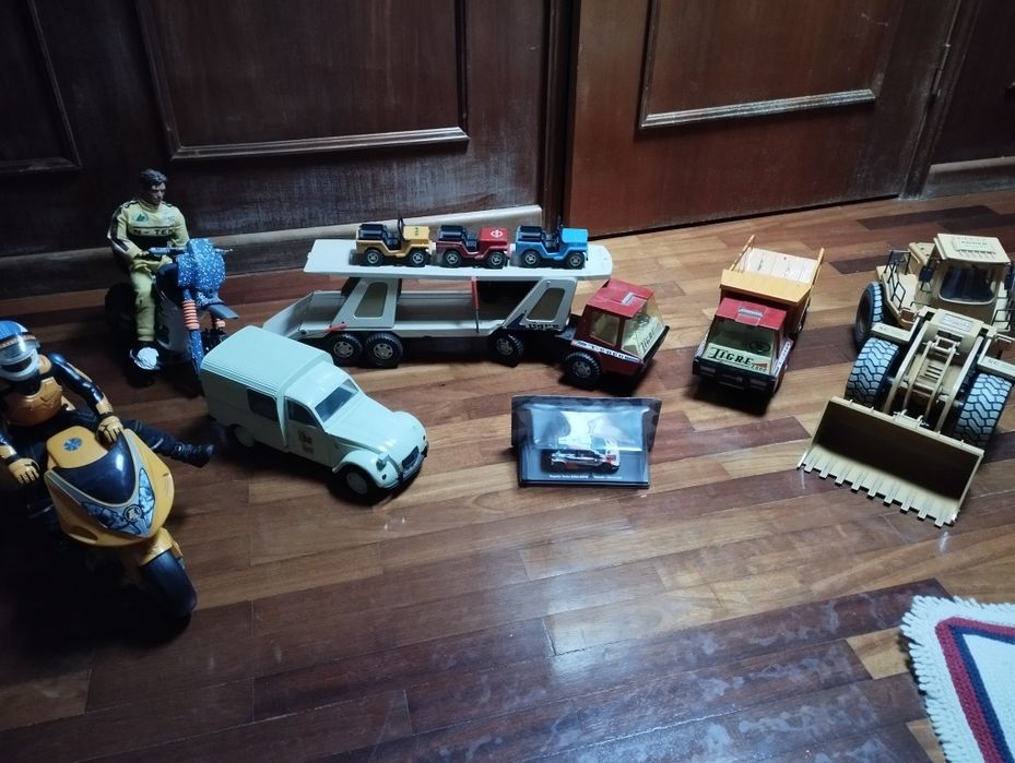 Vários Brinquedos camiões e máquina