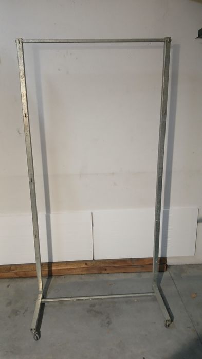 Suporte com rodas para viveiros de criação