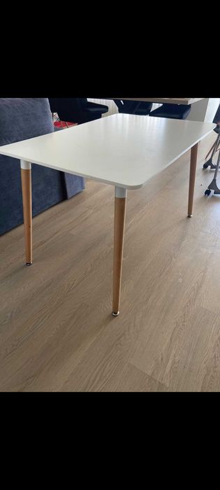 Mesa e quatro cadeiras como novas - 160 euros