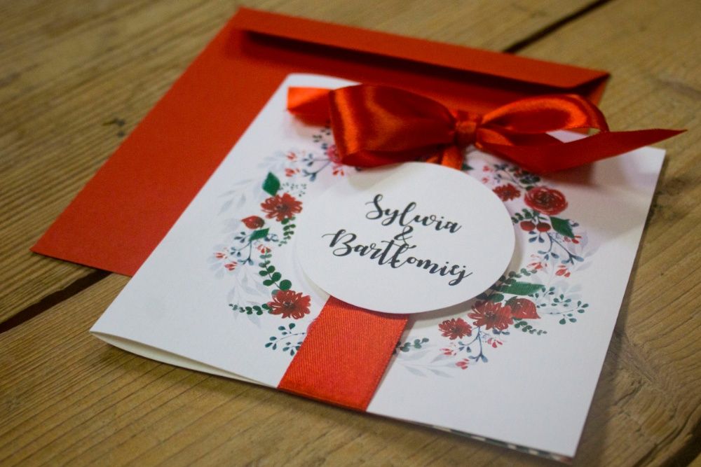 Zaproszenie na ślub z motywem kwiatów i czerwieni