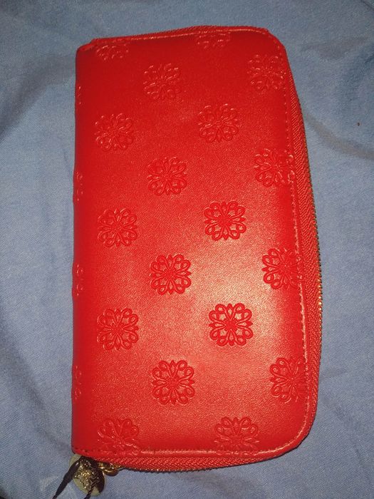 Czerwony portfel Avon damski