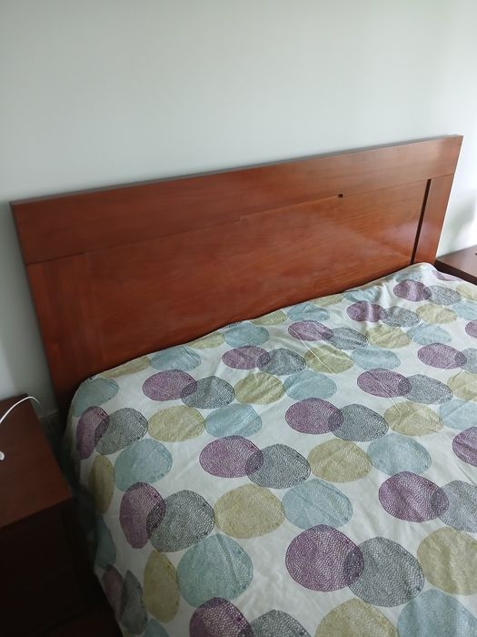 Cama ,colchão e 2 mesas de cabeceira (novas)