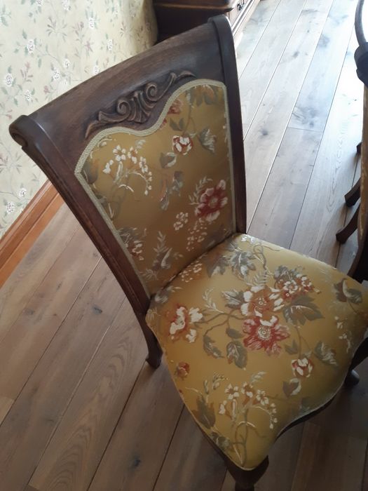 Jadalnia:stół,krzesła,witryna i komoda