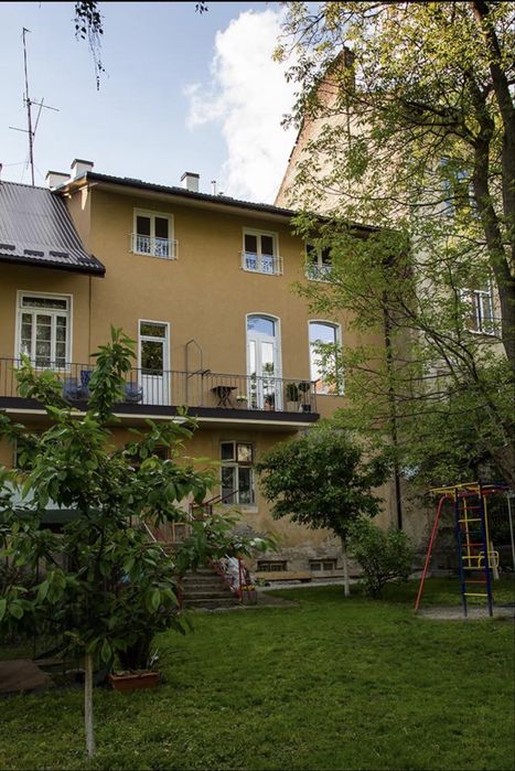 Продаж 3х кімнатноі дворівневоі квартири по вул.Чупринки в будинку особняку