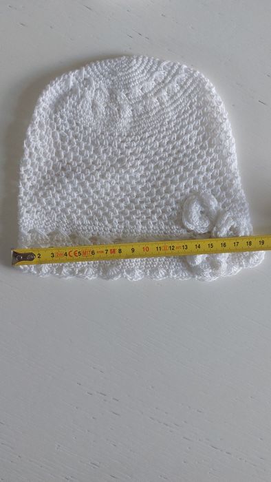Czapeczka robiona na szydełku. Jak nowa.