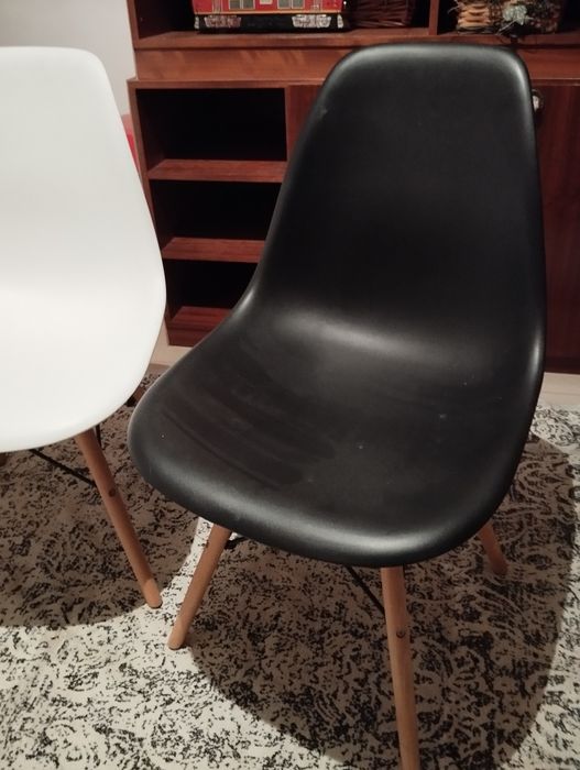 Duas Cadeiras Branco e Preto