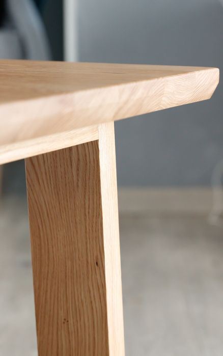 Dębowy stolik kawowy ,lity , trapezowe nogi , sęki