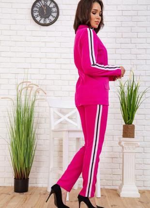 Стильний жіночий костюм яскравого кольору фуксія.