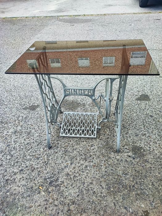 Mesa com estrutura de máquina de costura Singer