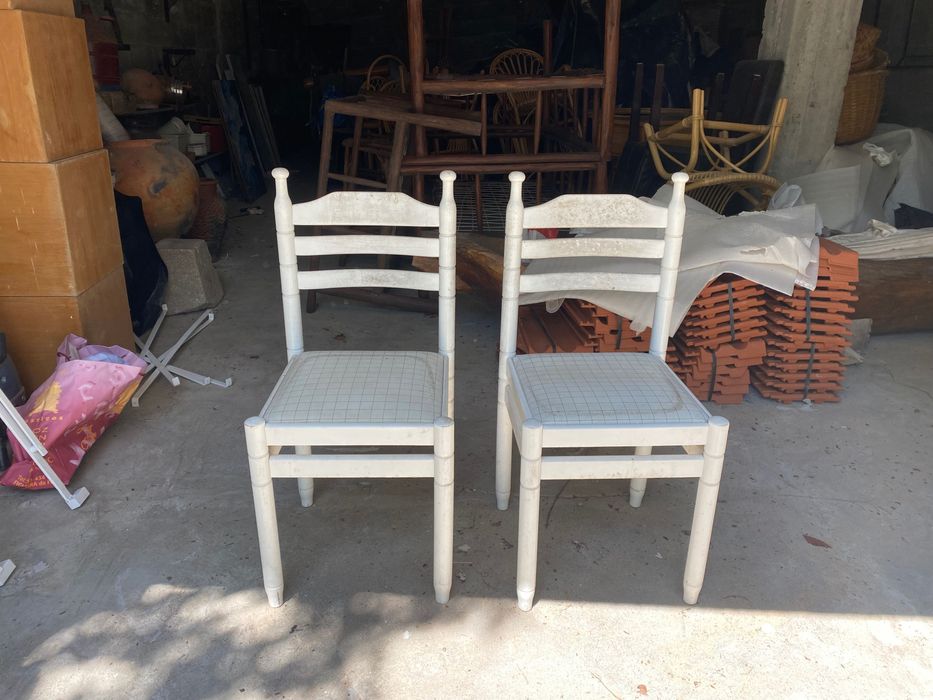 Mesa redonda e 2 cadeiras