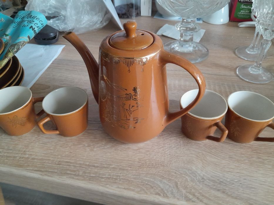 karafka z kieliszkami z drewna wazon szklany