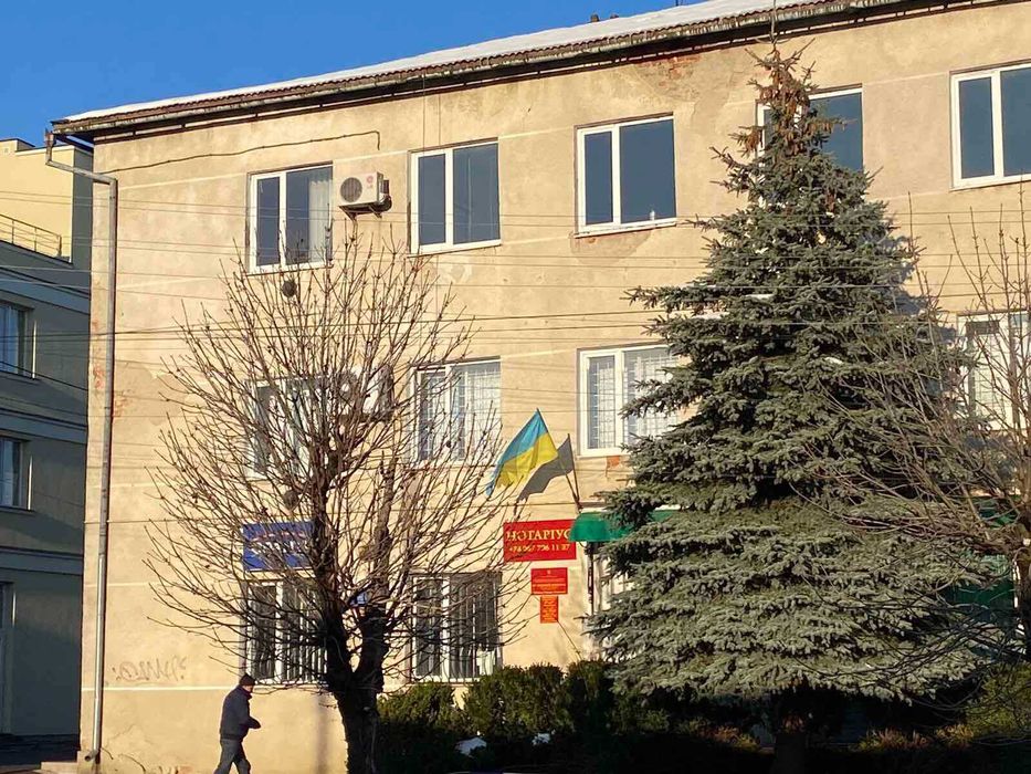 Нежитлові приміщення 239 м2. Зборів, вул. Б. Хмельницького 48-2