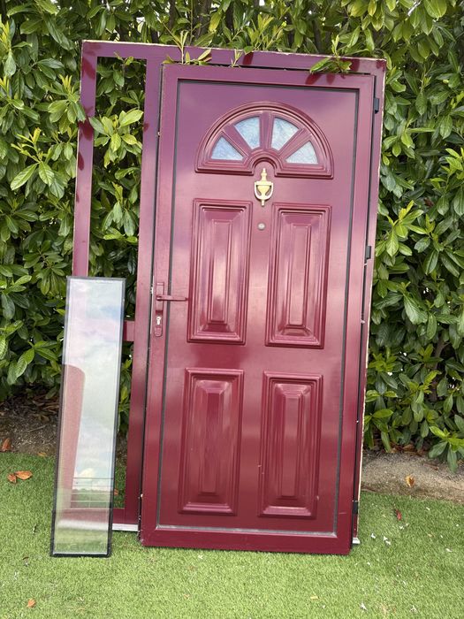 Porta de Entrada em alumini com lateral de cor vermelho vinho