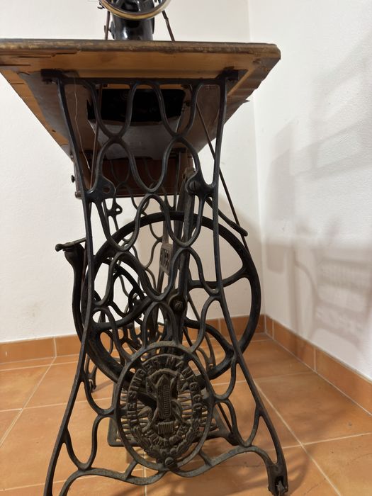 Máquina de Costura Antiga Singer com Mesa Original