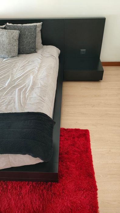 Cama lacada a preto usada