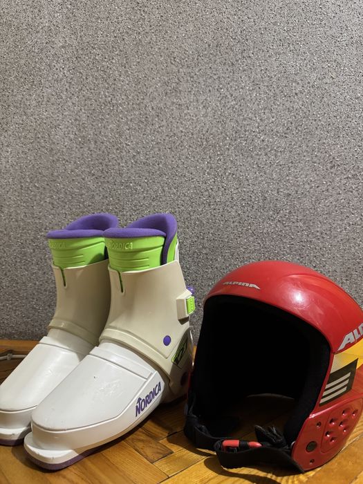 Лижне спорядження (Шлем та ботинки)