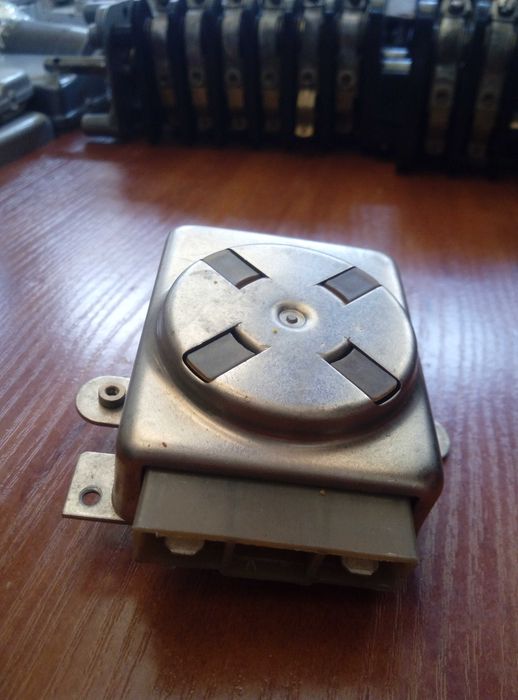 Электродвигатели. сельсины. электрощетки,