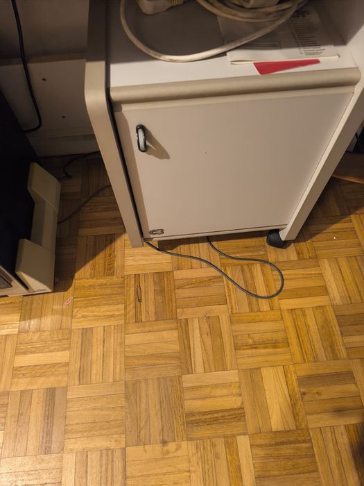 Secretaria cinzenta com extensão para o teclado e pequeno módulo64741013576707122