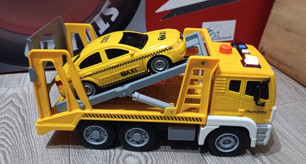 Машинка-евакуатор інерційна