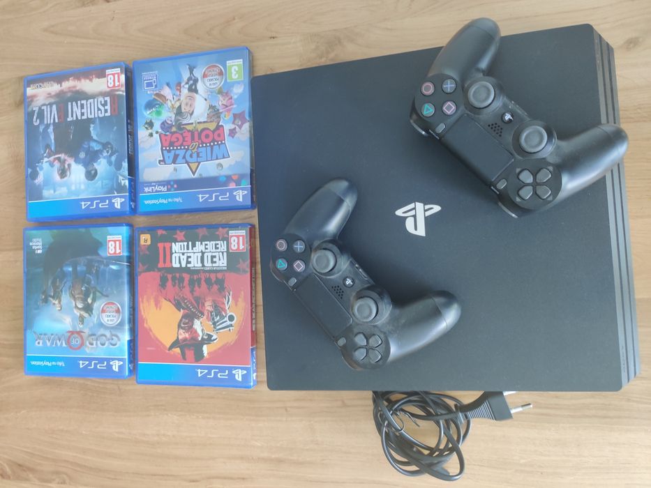 PlayStation 4 Pro + plus 4 gry