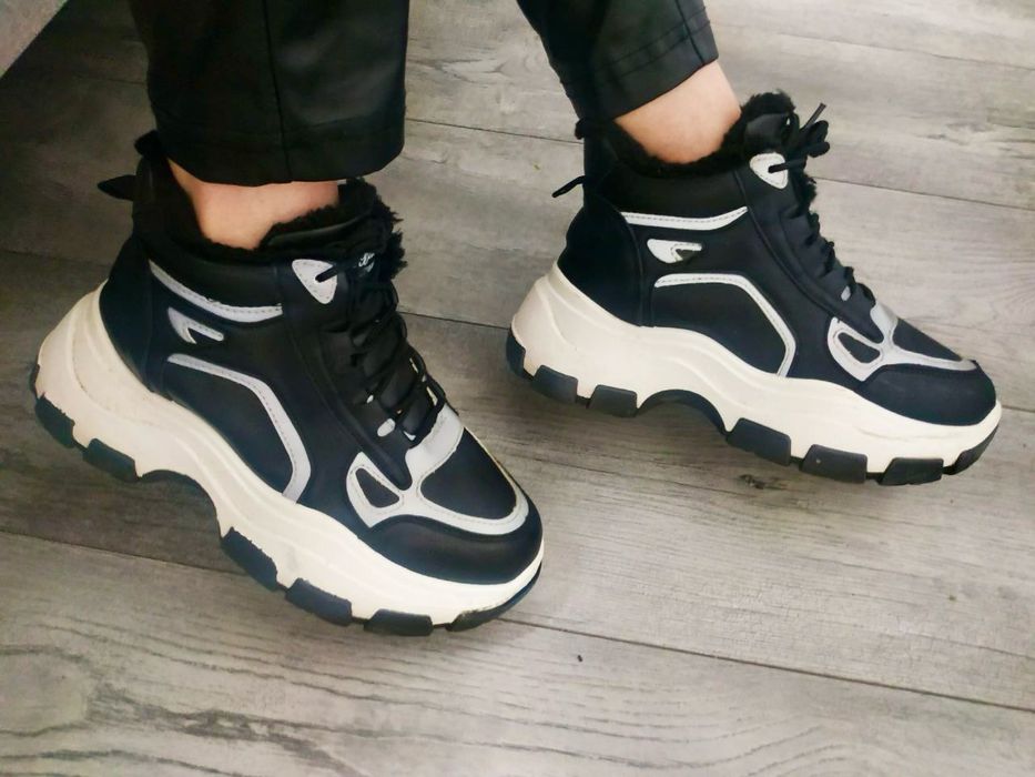 Терміново зимні кросівки на високій підошві