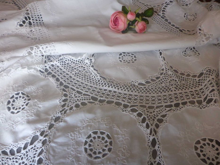 Grande toalha retangular ovalada , linho bordado á mão crochet 240x160