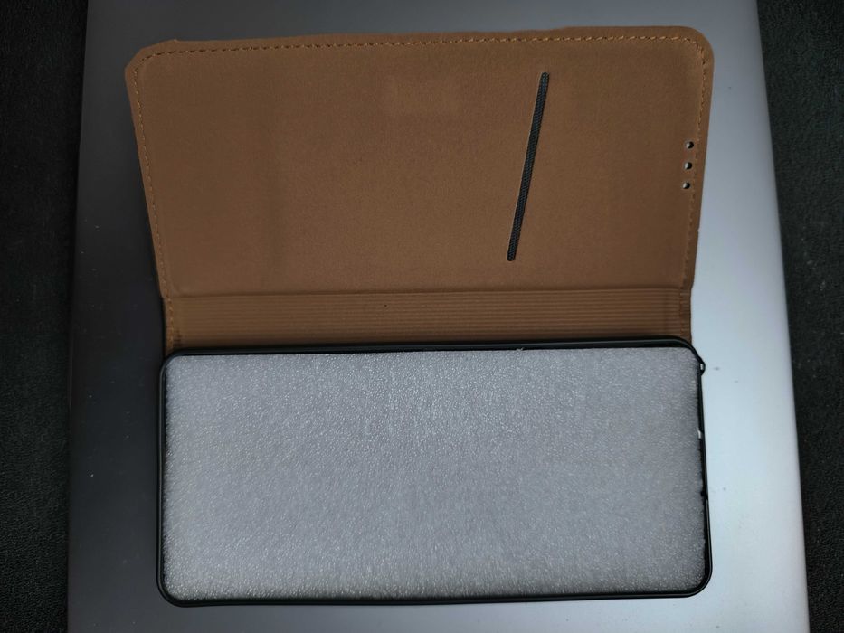 Sprzedam nowe etui na telefon Xiaomi Redmi Note 13 pro 5 G.