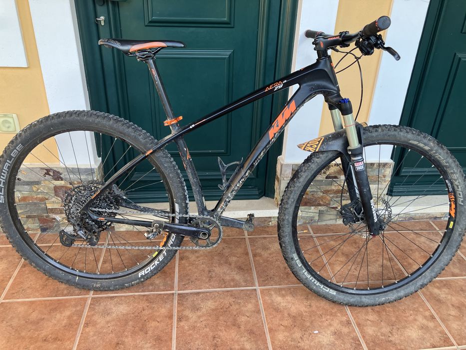 Bicicleta KTM Aera 29 em carbono