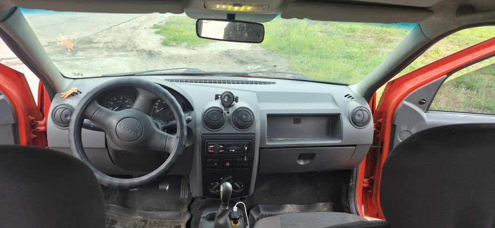 Dacia Logan 2006год 1.4