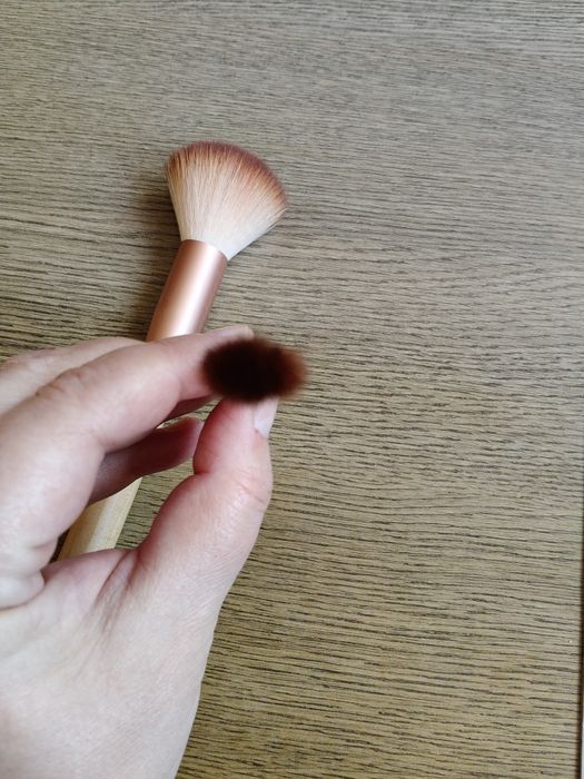 Zestaw pędzli do makijażu.