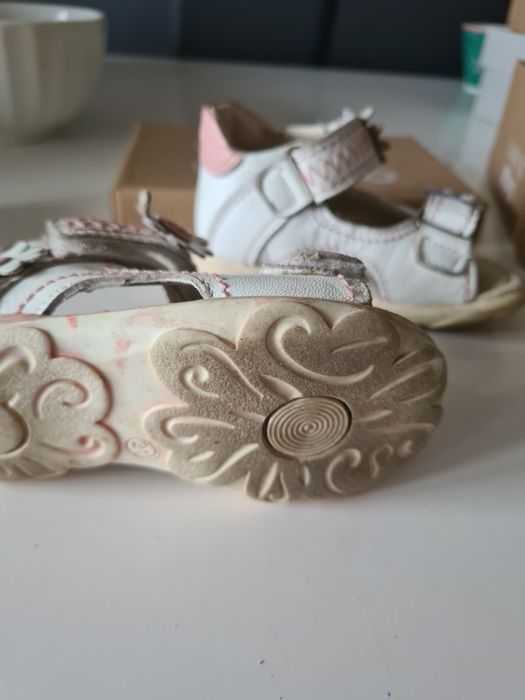 Eleganckie sandały rozm 21 Lasocki Kids, białe w kwiatki skóra