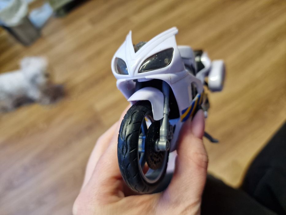 Motorek na baterie grający