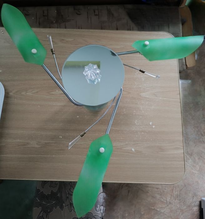 Люстра на 3 плафони в гарному стані