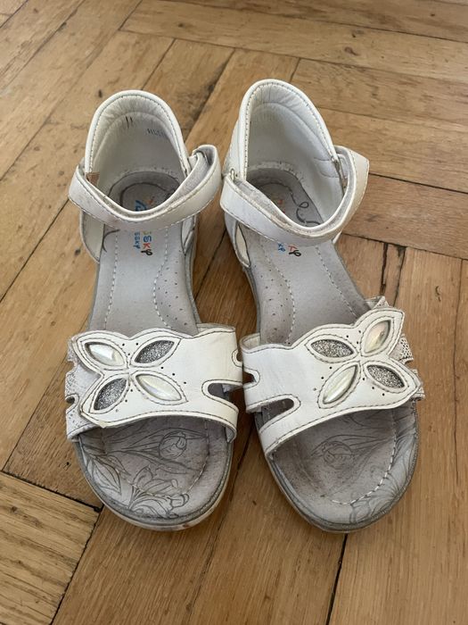 Białe sandałki r 32