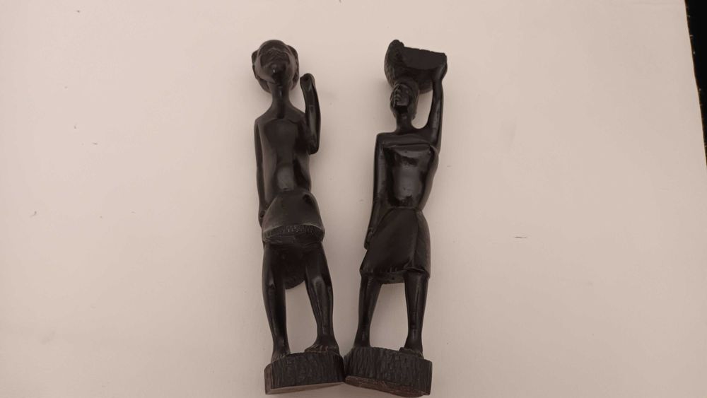 2 estatuetas em pau preto