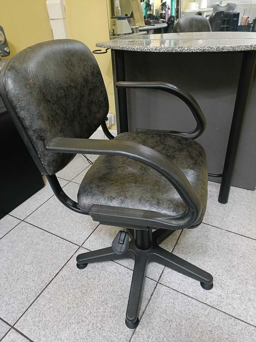 Móvel e cadeira para Cabeleireiro