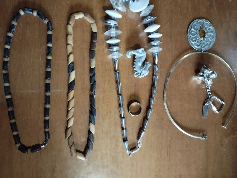 Серьги из самоцветов.