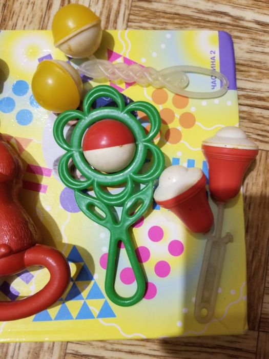Дитячі іграшки брязкальця