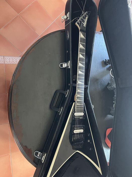 Jackson js32 king v black and white com hardcase