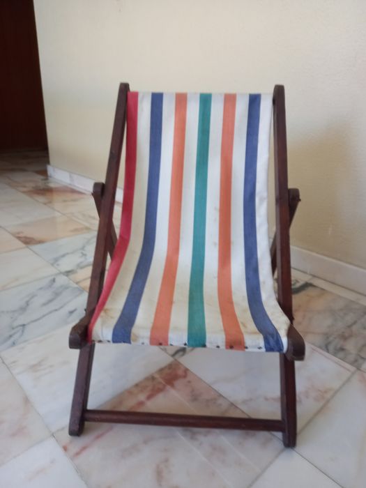 Cadeira antiga de criança para exterior  varanda ou piscina