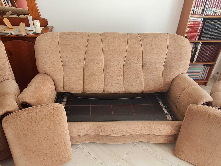 Terno de sofás em tecido com cama