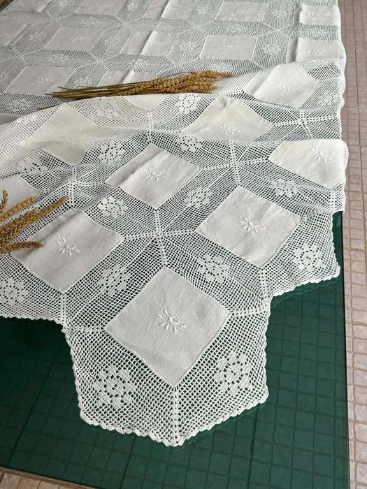 Toalha de Mesa em Linho e Renda Artesanal com 8 Guardanapos